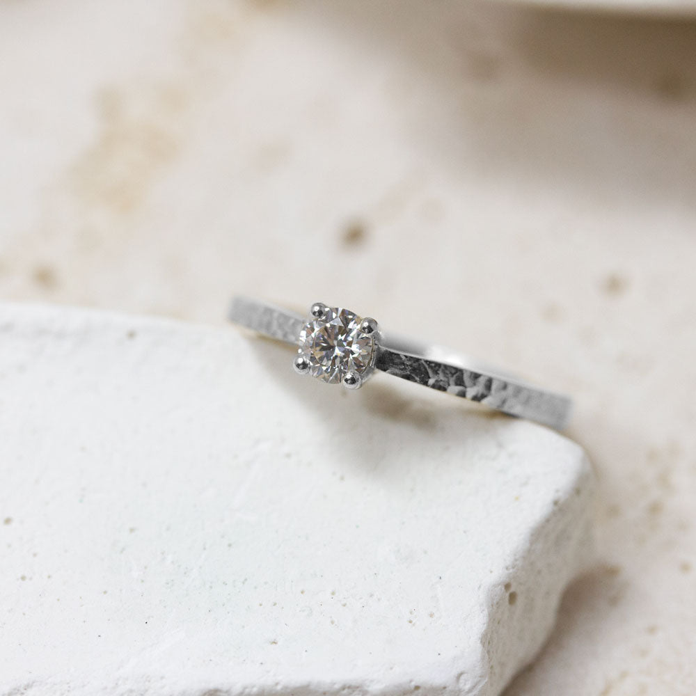 Bague ornée d'un superbe diamant de synthèse en or texturé.