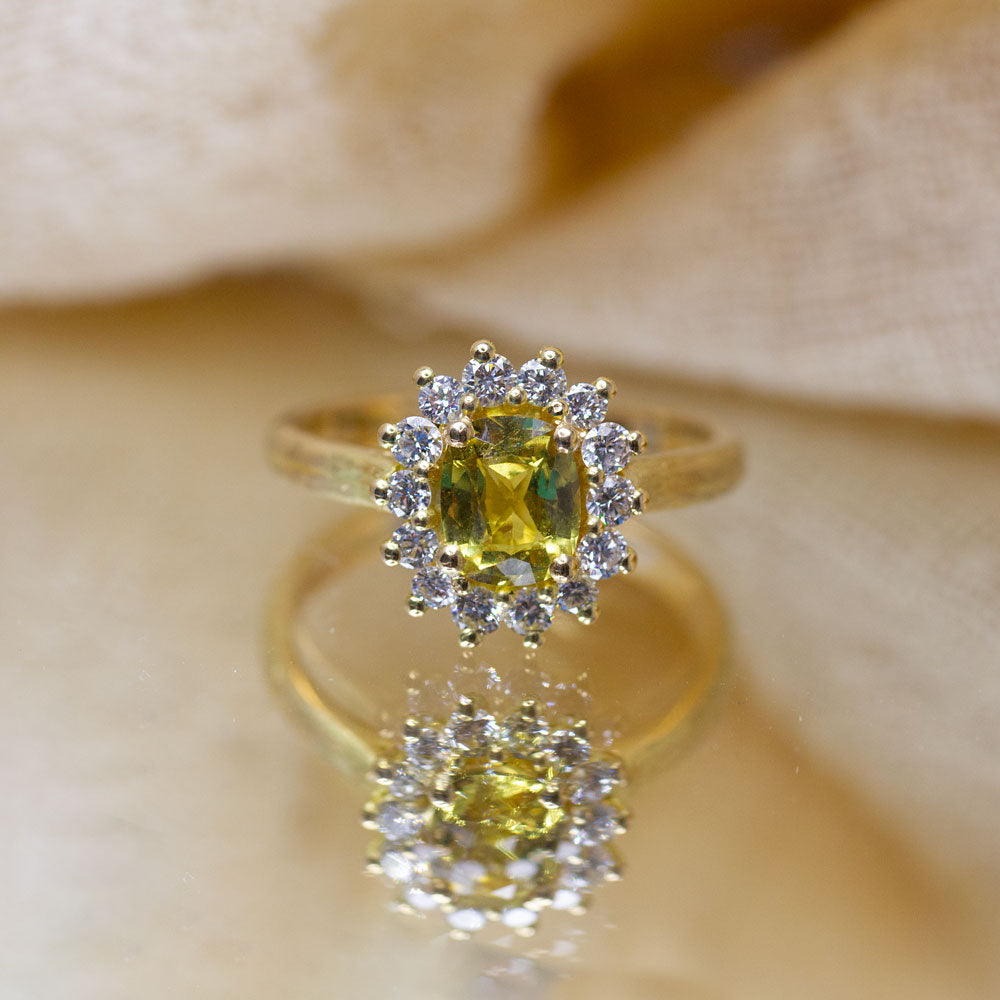 Jolie bague éthique ornée d'un saphir jaune et de diamants de synthèse.