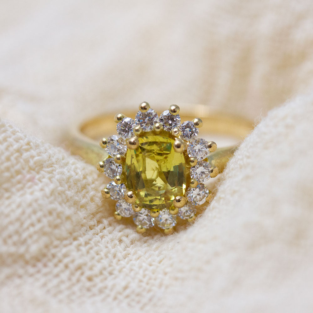 Bague ornée d'un saphir jaune et de diamants de synthèse, réalisée dans un atelier de joaillerie à Paris.