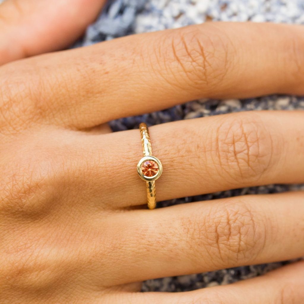 Bague en or Fairmined 18 carats avec saphir orange.