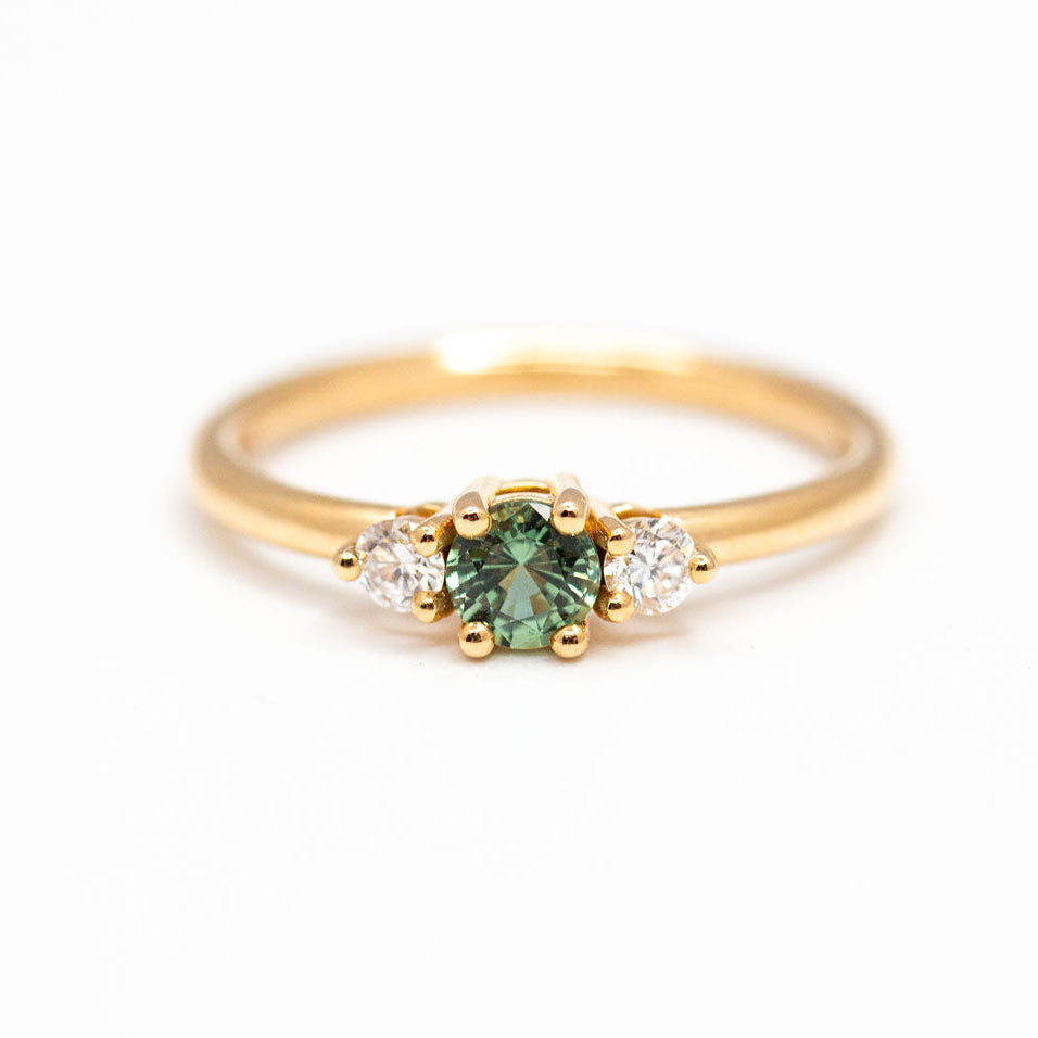Bague Soleine création joaillière texture personnalisée, pierre éthique Fairmined, atelier Paris Lyon