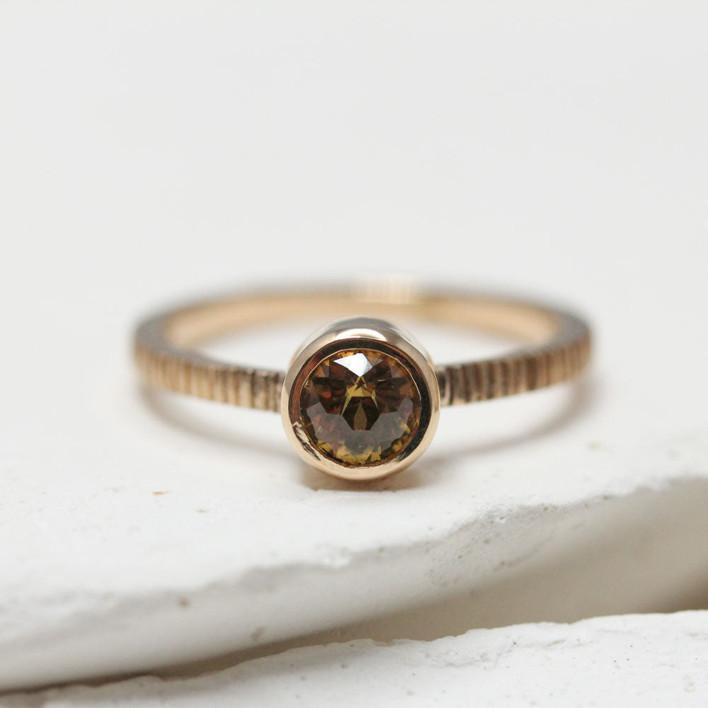 Bague Solférine texture personnalisée pour mariage et union, alliance en or éthique responsable, atelier joaillier Paris Lyon