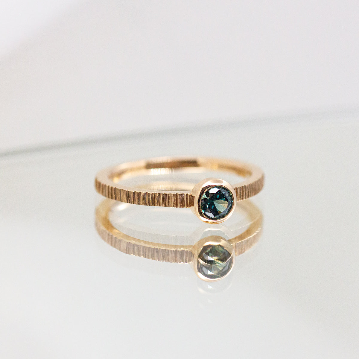 Bague Solférine personnalisée texture pour union mariage alliance en or éthique responsable joaillerie atelier Paris Lyon