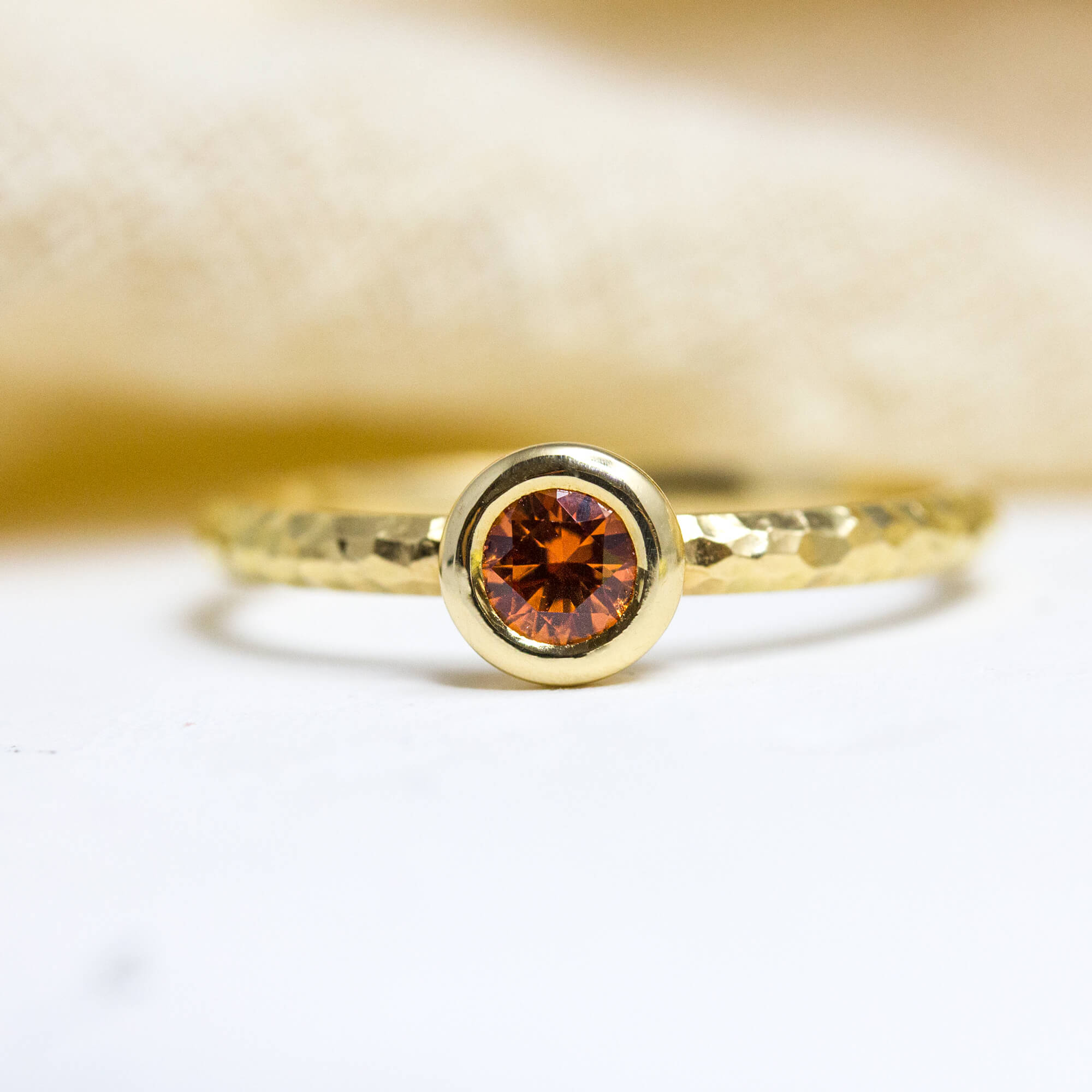 Bague Solférine personnalisée texture, alliance de mariage en or éthique et responsable, joaillerie artisanale Paris Lyon