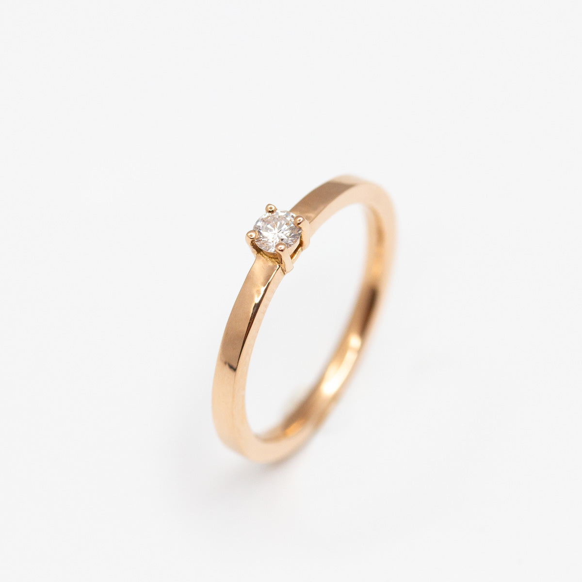 Bague de fiançailles solitaire femme en or rose champagne sertie d'un diamant de synthèse ou d'un saphir éthique certifié
Joaillerie éthique à Paris et Lyon.