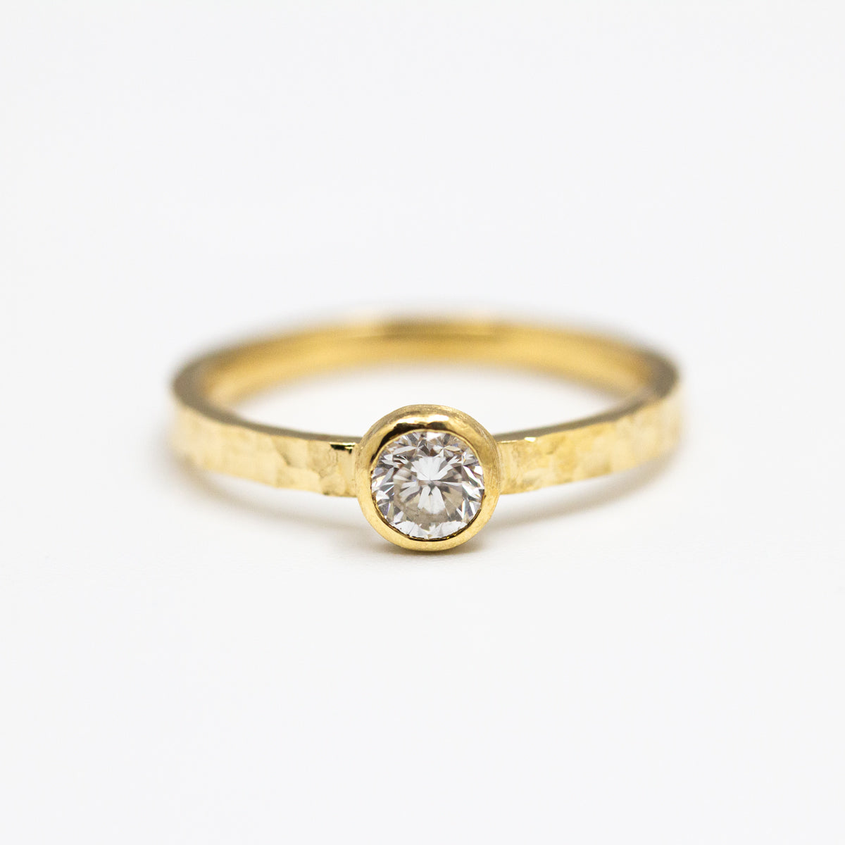 Solitaire rond Solférine Sarita, diamant de synthèse 4mm et anneau texturé en or jaune recyclé 18 carats prime Fairmined. Fabrication artisanale made in France