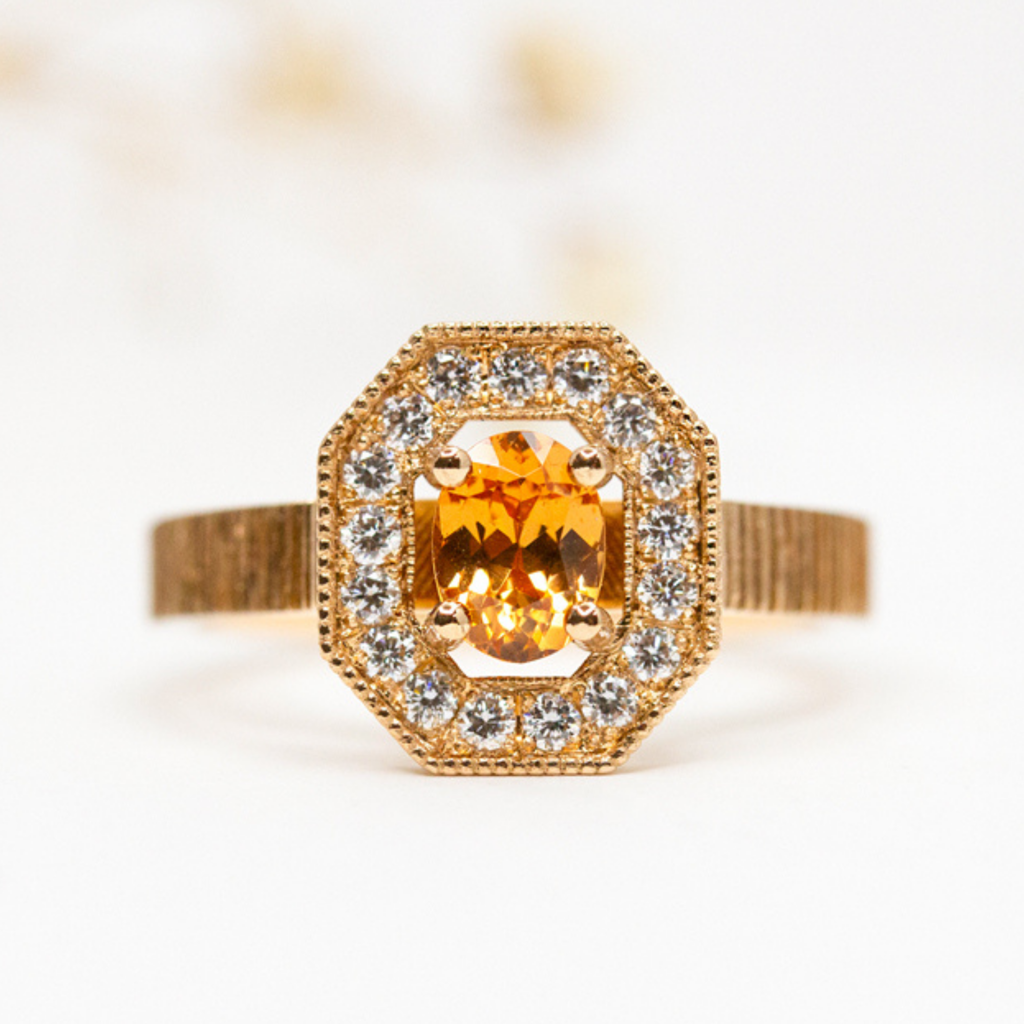 Bague sur-mesure réalisée en or éthique notre atelier parisien.
Bague d'anniversaire ou de naissance.