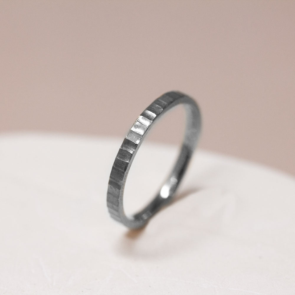 Bague texturée en or gris palladié.