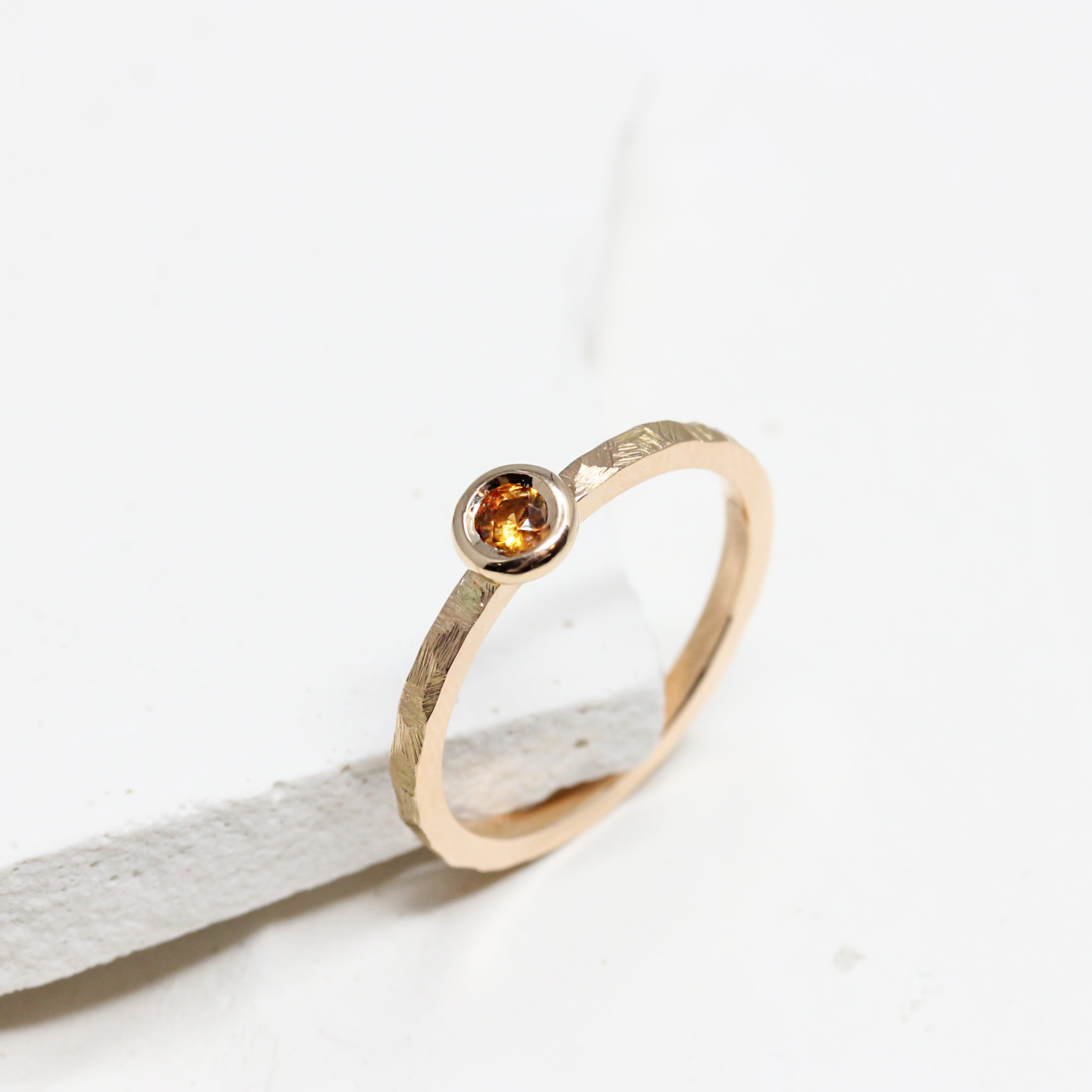 Bague Solférine personnalisée texture, alliance de mariage en or éthique et responsable, joaillerie artisanale Paris Lyon