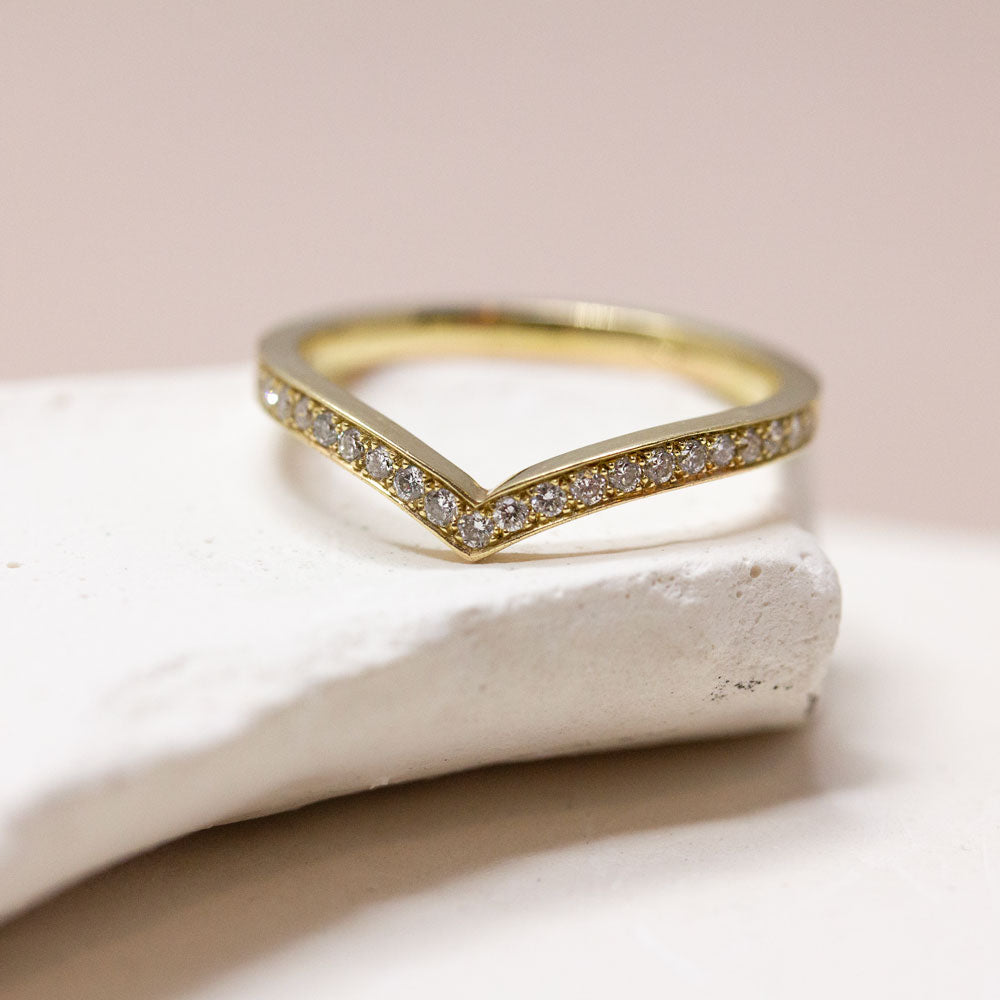 Alliance femme diamant en or jaune Fairmined, fabriquée à Paris dans notre atelier de joaillerie.