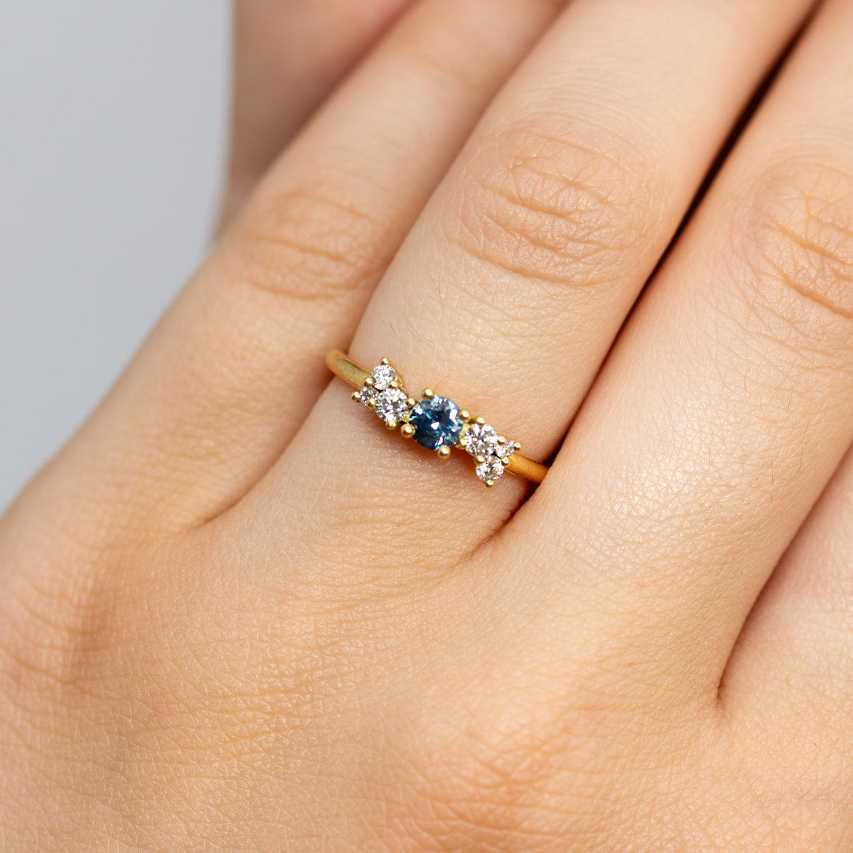 Bague de fiançailles en or jaune recyclé, créée dans notre atelier parisien. 