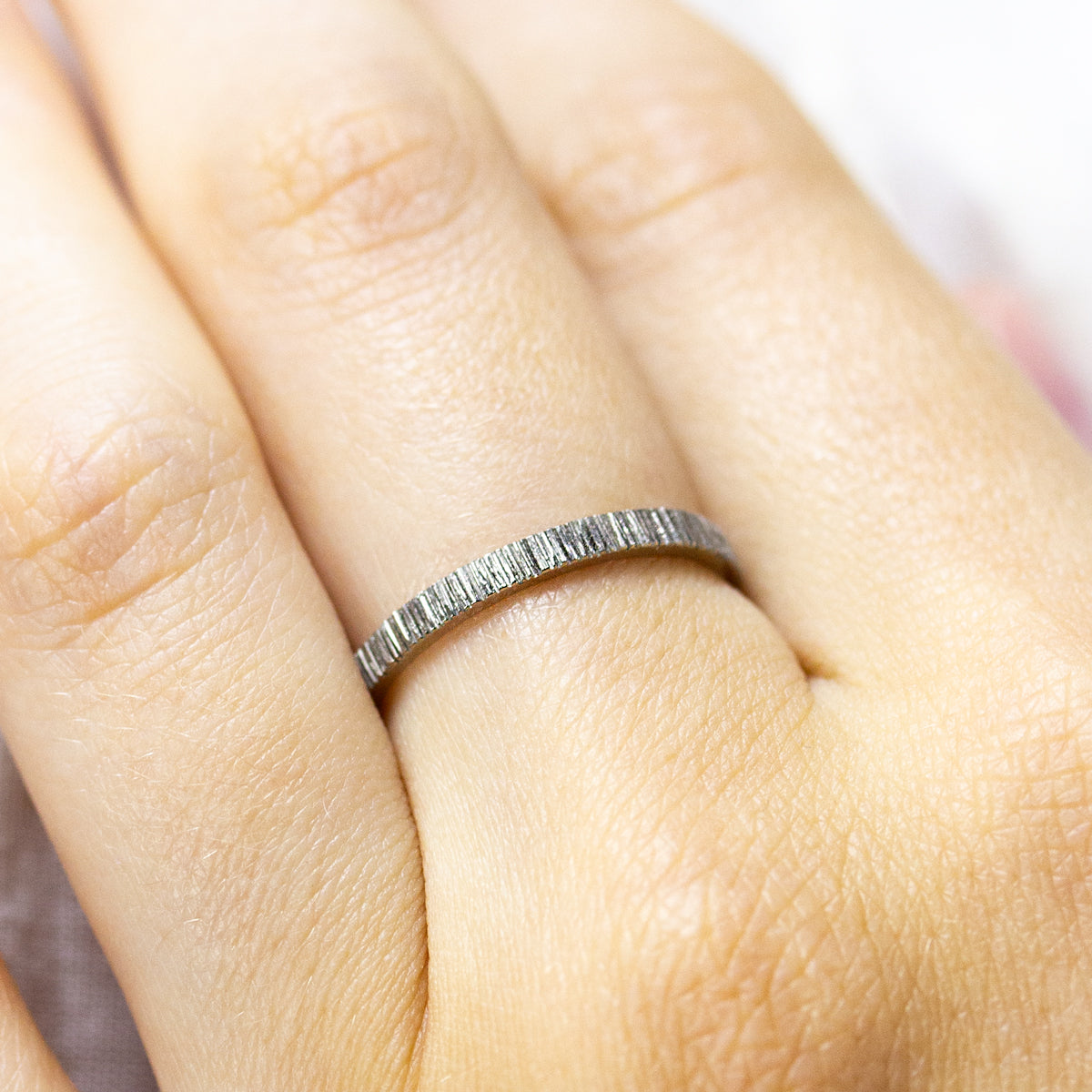 Alliance fine femme texture artisanale Isandre en or blanc recyclé 18 carats + prime Fairmined. Joaillerie éthique et fabrication artisanale