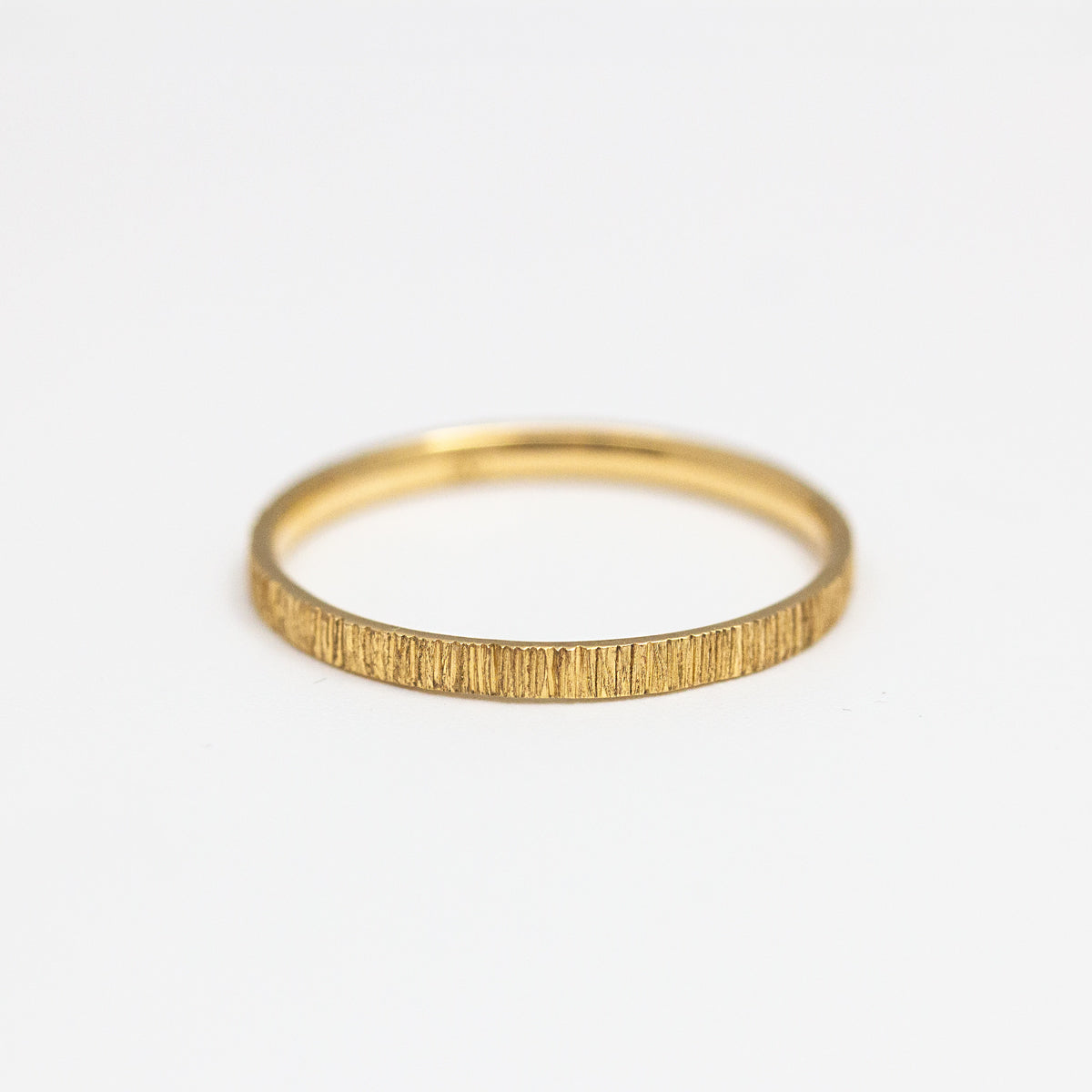 Alliance originale femme texture artisanale Isandre en or jaune recyclé 18 carats + prime Fairmined. Joaillerie éthique et fabrication artisanale