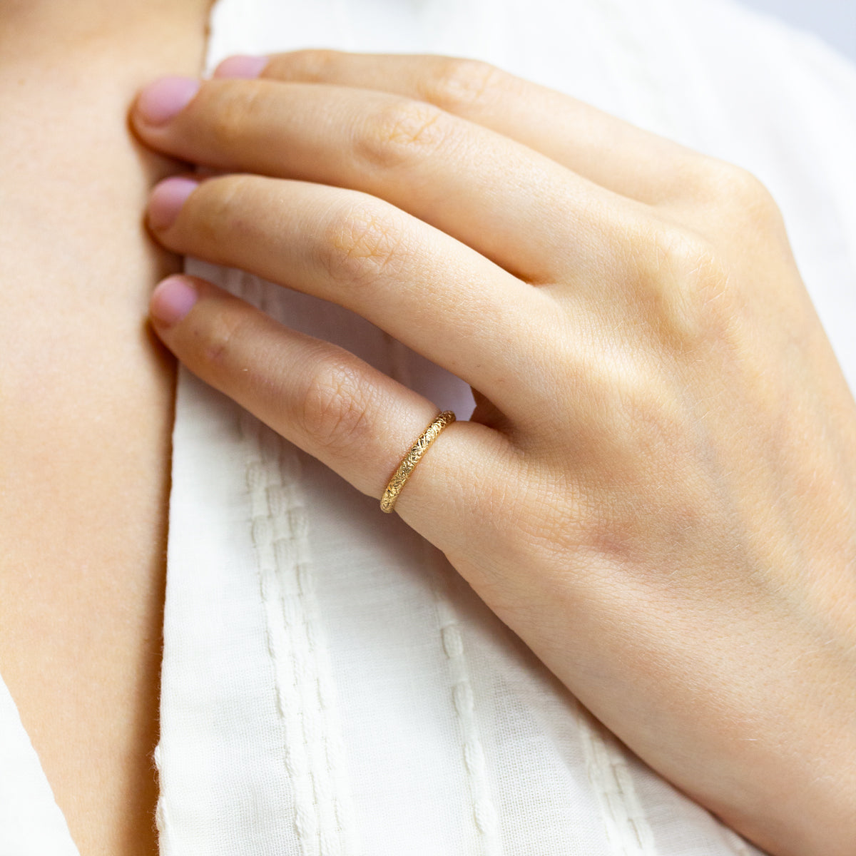 Alliance de mariage fine texturée originale Rosa, demi-jonc 2mm fabriquée à la main à Paris dans un atelier de joaillerie