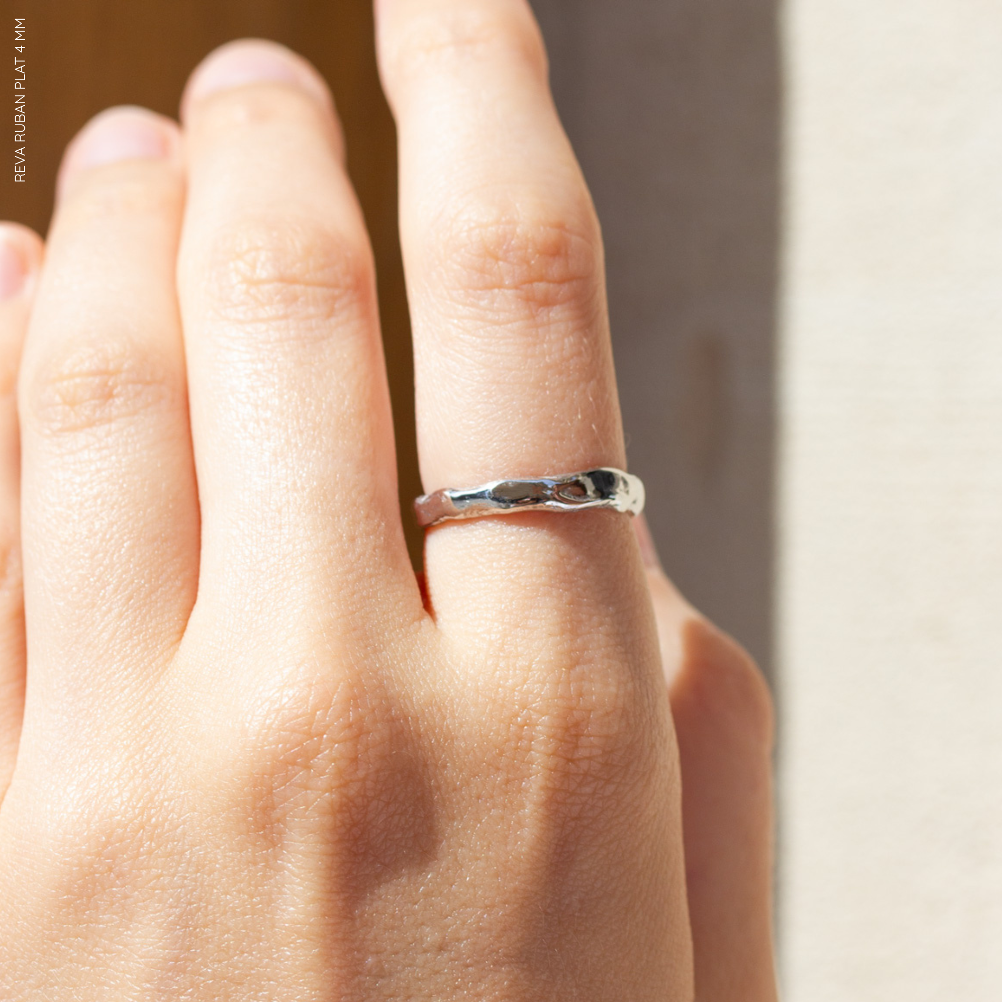 Alliance brute organique, bague de mariage originale femme et homme en argent rhodié réalisée artisanalement à Paris dans notre propre atelier de joaillerie éthique