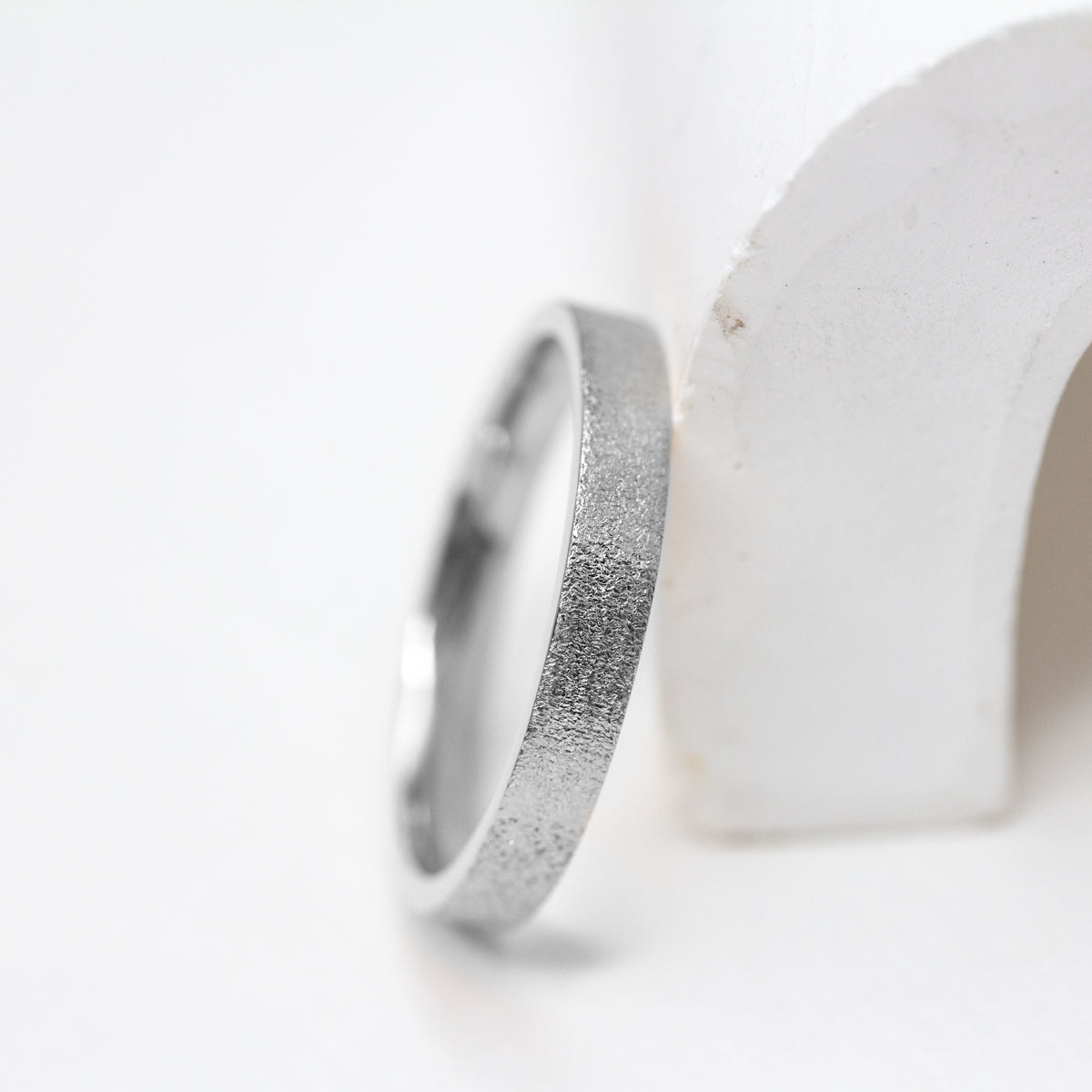 Alliance texturée ruban 3mm en or blanc Fairmined 750/1000, façonnée dans une joaillerie éthique. 