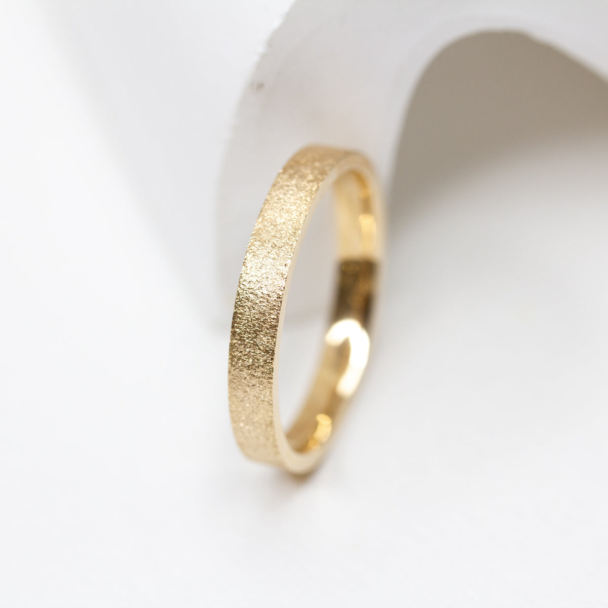 Alliance texturée ruban 3mm en or jaune Fairmined 750/1000, façonnée dans une joaillerie éthique. 