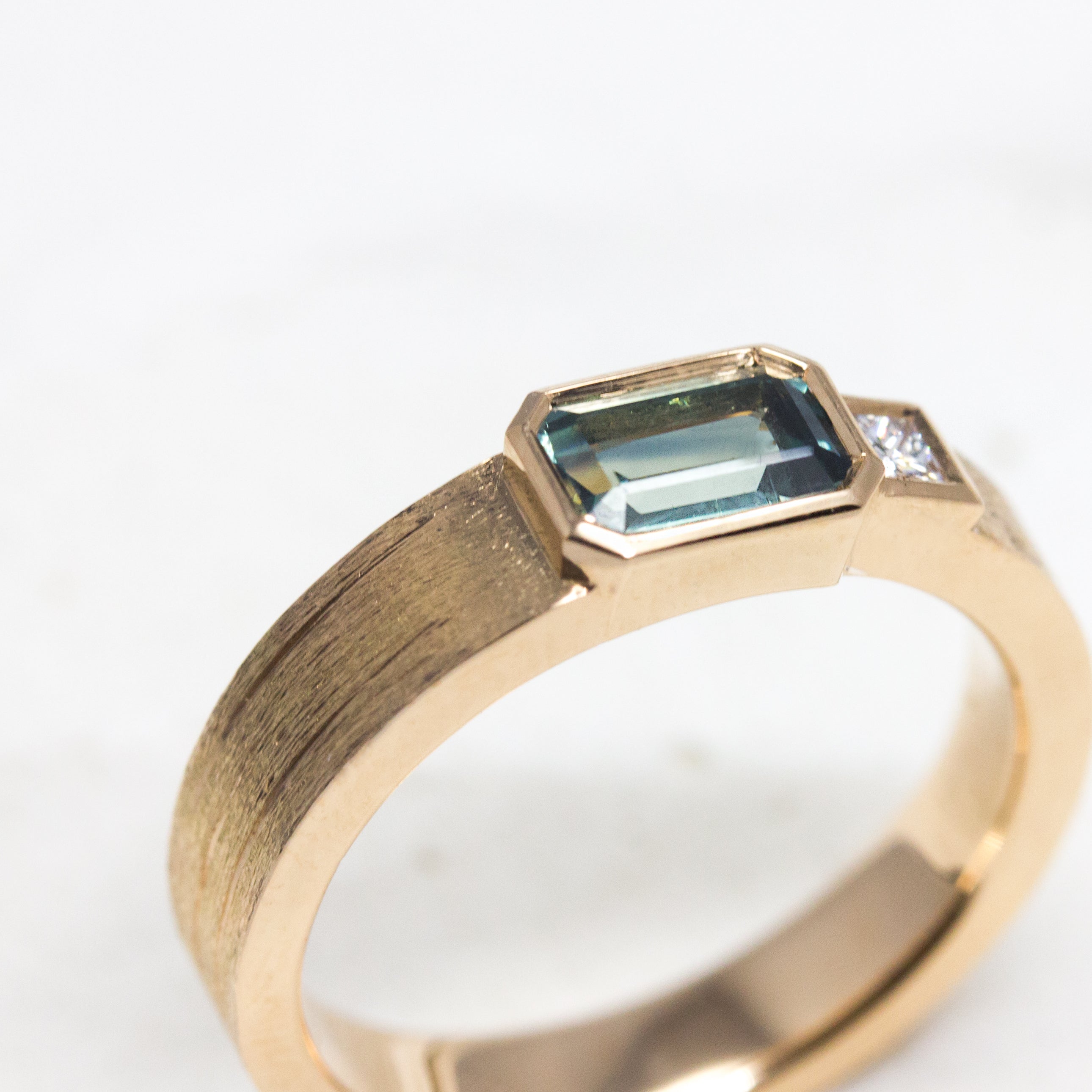 Bague originale en or rose-champagne 18 carats, joaillerie éthique. 