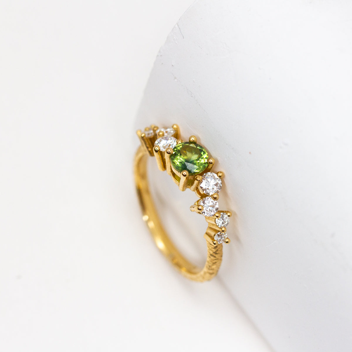 Bague de mariage en or jaune texturé 18 carats Fairmined, sertie d'un saphirt vert et de diamants de synthèse.  