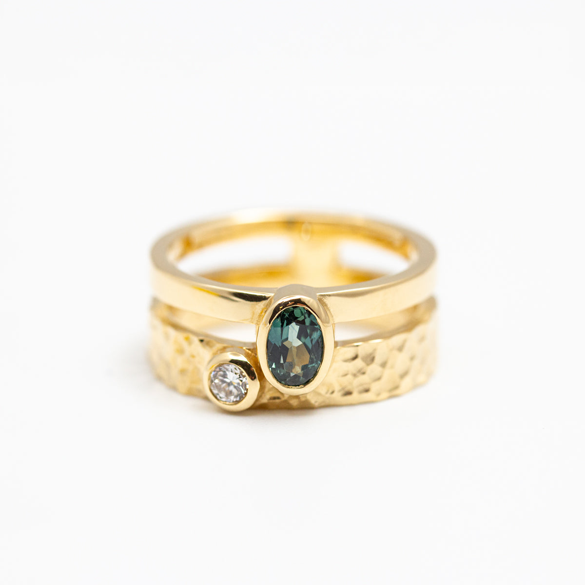 Bague double-anneau, saphir vert ovale et diamant de synthèse en or jaune 750/1000, anneaux asymétriques et texturés fabriqués à la main dans notre atelier d'artisan joaillier à Paris