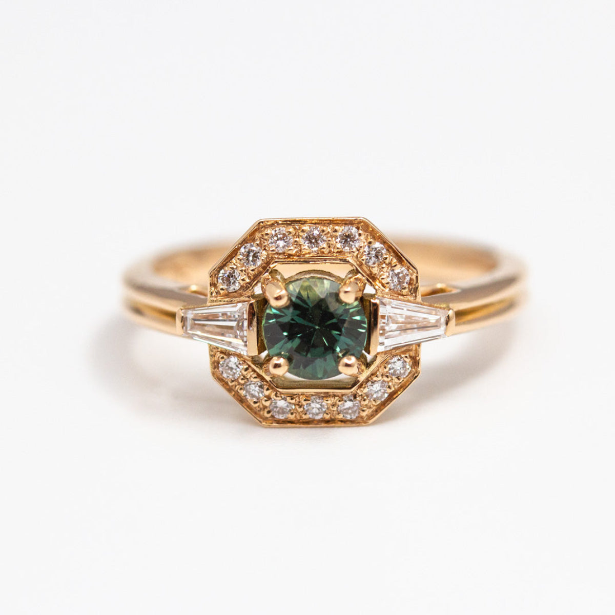 Bague épaulée Art Déco, saphir vert et diamants de synthèse en or rose-champagne 750/100 Fairmined
Création de bijoux de fiançailles sur-mesure à Paris, Lyon 
