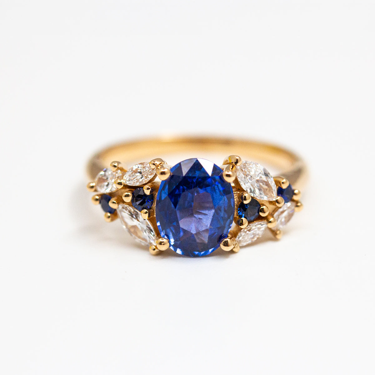 Bague épaulée saphir bleu de Ceylan ovale et pavage de diamants de synthèse navette, fabriqué artisanelement en Or 750/1000 Fairmined
Joaillerie éthique création de bijoux sur-mesure