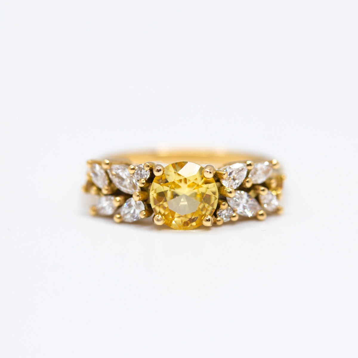 Bague épaulée saphir jaune et diamants de synthèse, réalisée artisanelement en Or jaune Fairmined 750/1000
Création de bijoux sur-mesure - Artisan joaillier Paris