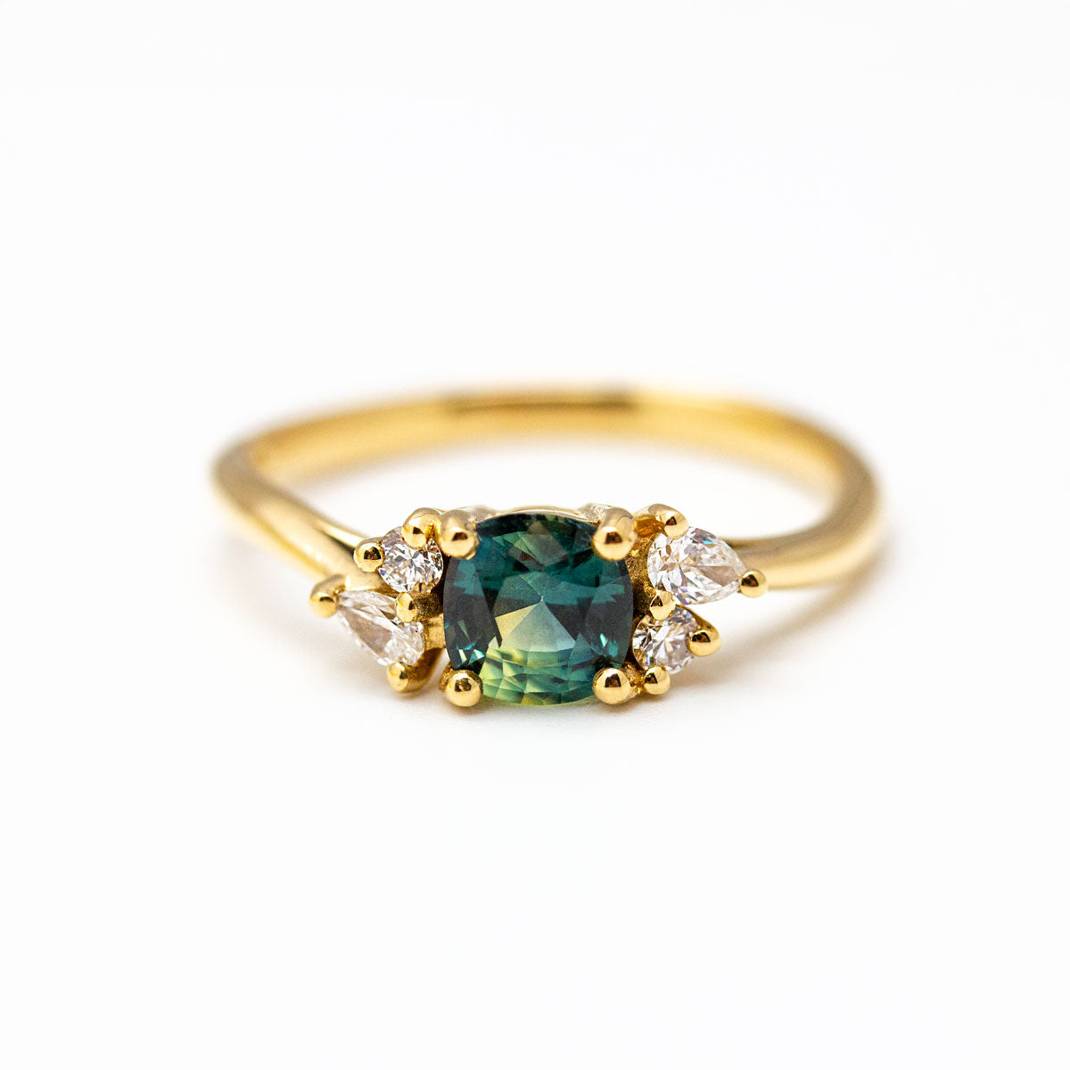 Bague épaulée saphir polychrome et diamants en or jaune 750/1000 Fairmined, créée et fabriquée sur-mesure dans notre atelier de joaillerie éthique à Paris
