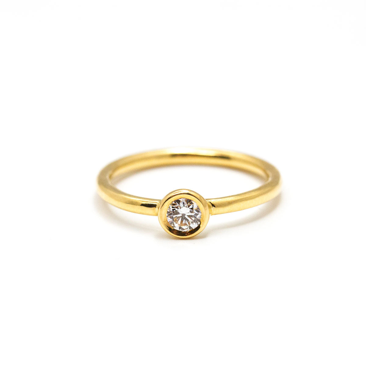 Bague de fiançailles femme solitaire diamant de synthèse rond 4mm et anneau jonc en or jaune 750/1000 recyclé + prime Fairmined. Joaillerie éthique et fabrication artisanale à Paris