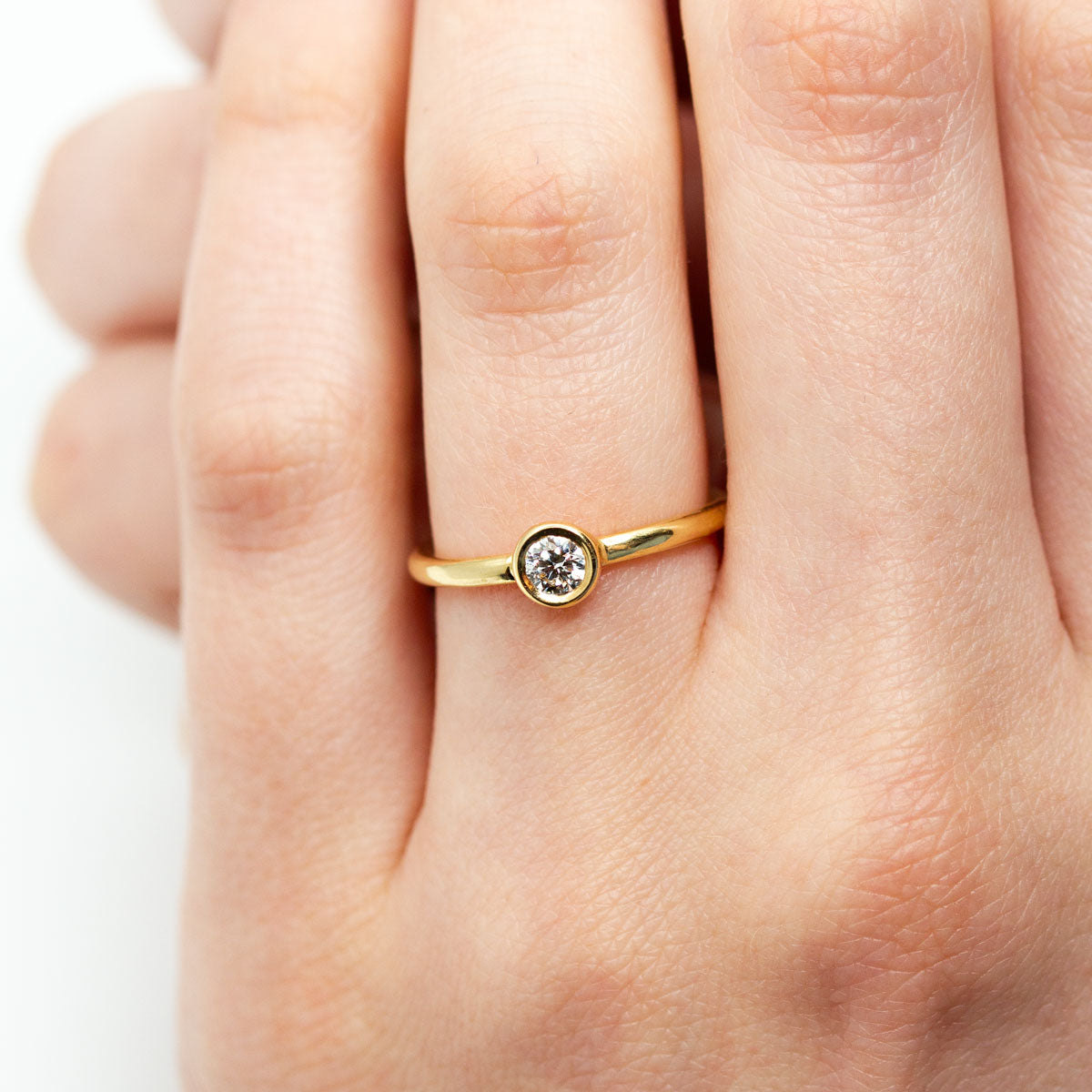 Bague de promesse femme solitaire diamant de synthèse rond 4mm et anneau jonc en or jaune 750/1000 recyclé + prime Fairmined. Joaillerie éthique et fabrication artisanale à Paris