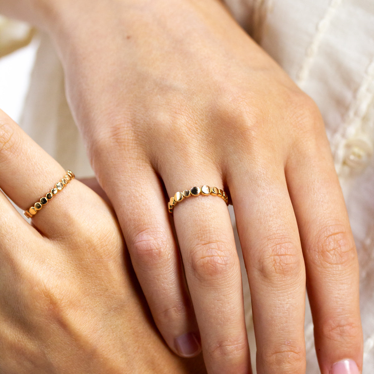 Bague Pépite originale fine en motif petits ronds réalisée à la main à Paris, cadea et mariage pour femme