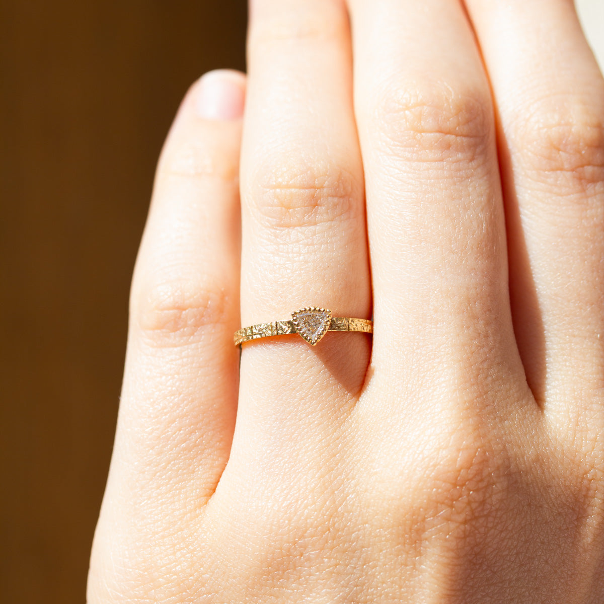 Bague fiançailles solitaire triangle, diamant troïdia et or jaune recyclé 18 carats. fabriquée artisanalement à Paris, joaillier éthique