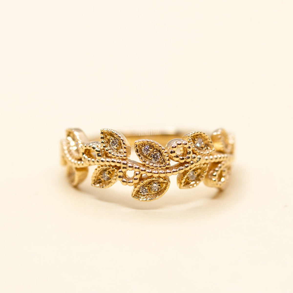 Bague sur-mesure diamants et feuilles en or jaune 750/1000 Fairmined, détails et serti millegrain au charme ancien 
Joaillerie éthique et fabrication artisanale à Paris et Lyon