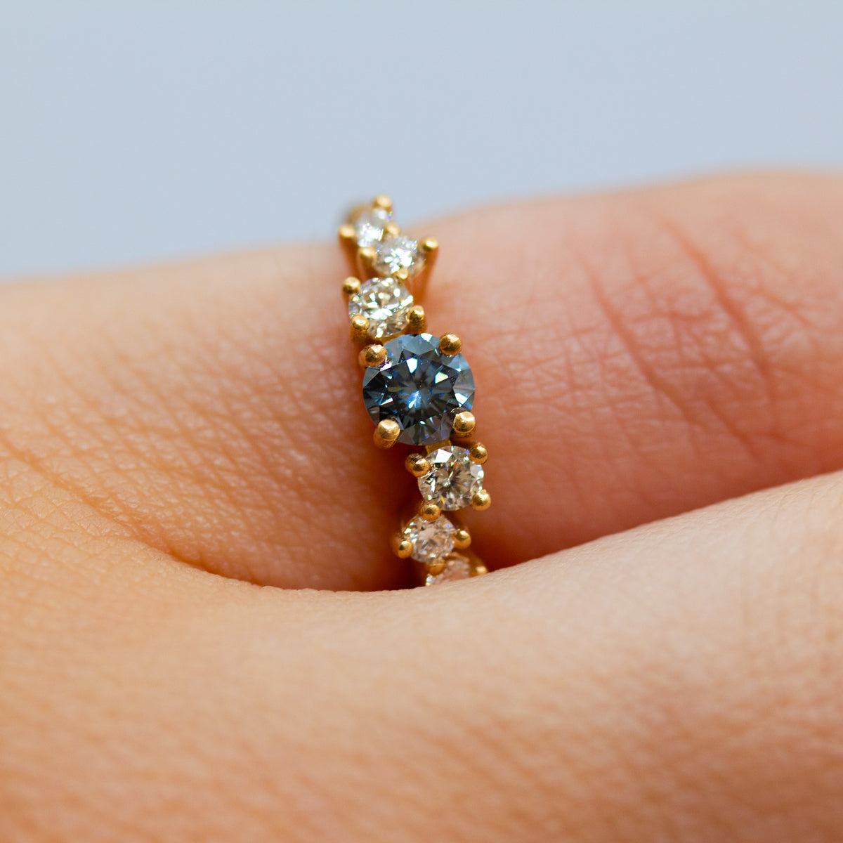 Bague de fiançailles originale en or rose-champagne 18 carats Fairmined, sertie de diamants de synthèse.