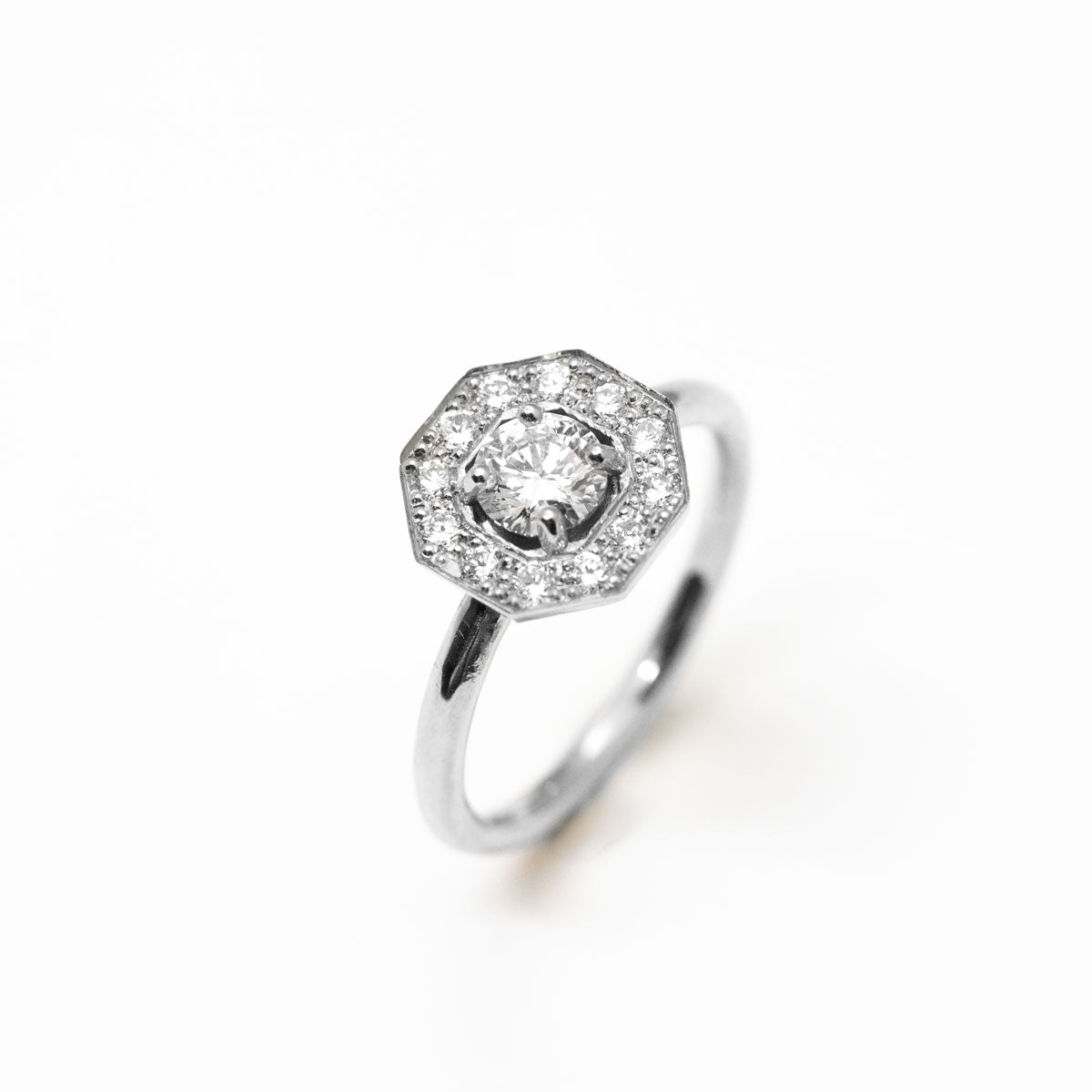 Bague de fiançailles géométrique vintage femme Léone XL style Art Déco, diamants de synthèse et or blanc 18 carats recyclé + crédit Fairmined réalisé artisanalement