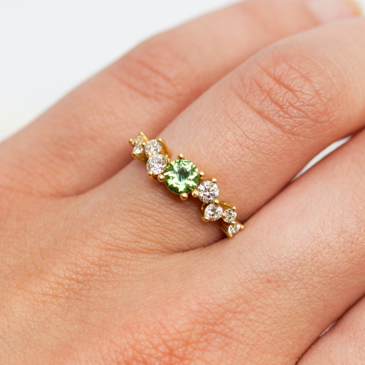 Bague de fiançailles asymétrique en or jaune équitable 18 carats Fairmined, sertie d'un saphir vert rond de 4mm et de diamants de synthèse. 