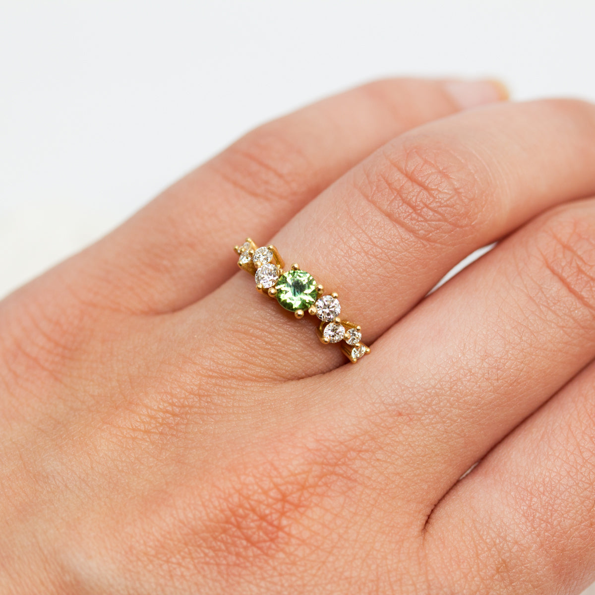 Bague de fiançailles en or jaune 18 carats Fairmined, ornée d'un saphir vert et de diamants de synthèse. 