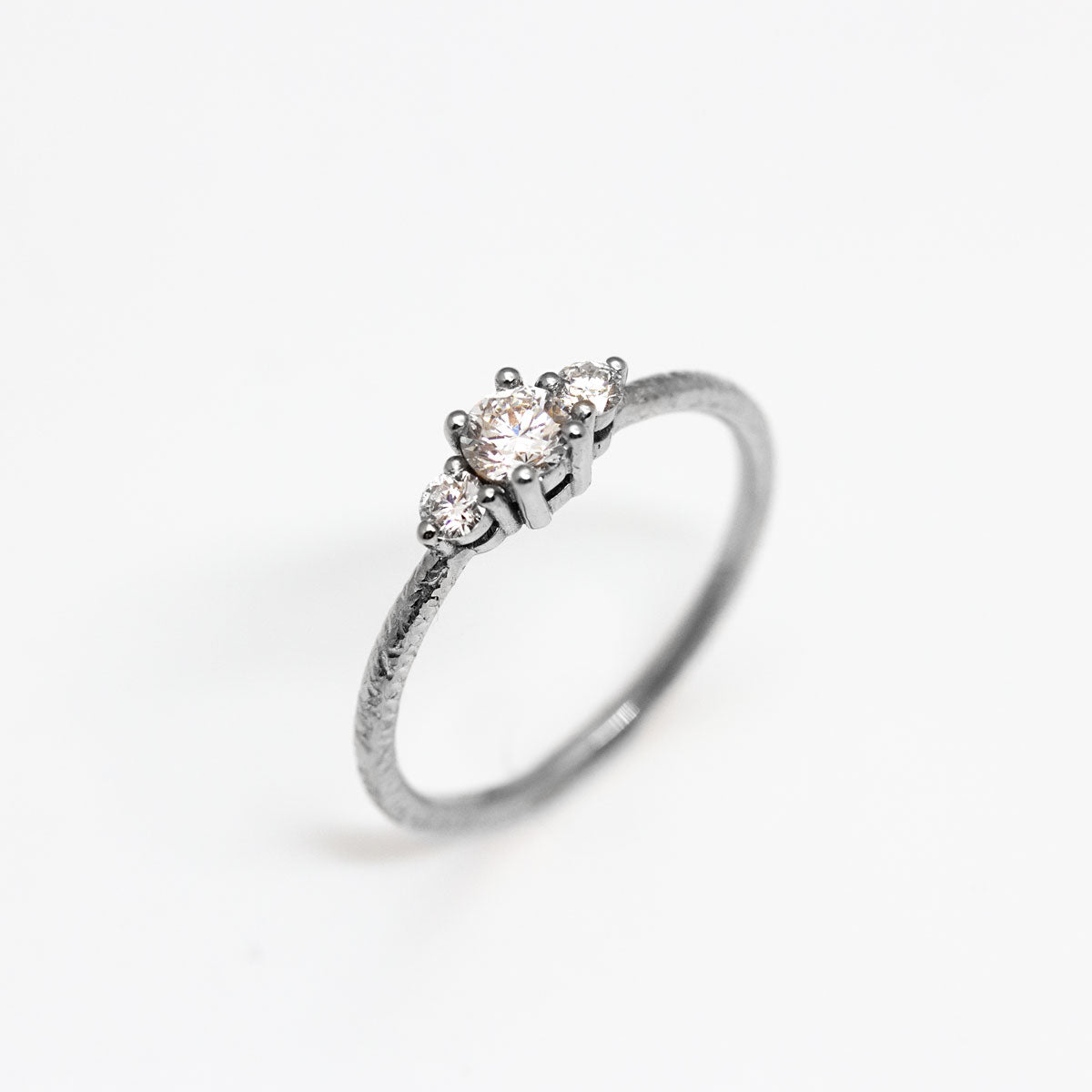 Bague de fiançailles épaulée femme Soleine jonc 1,5 et 3 diamants de synthèse réalisée à la main en platine 950/1000 et crédit Fairmined