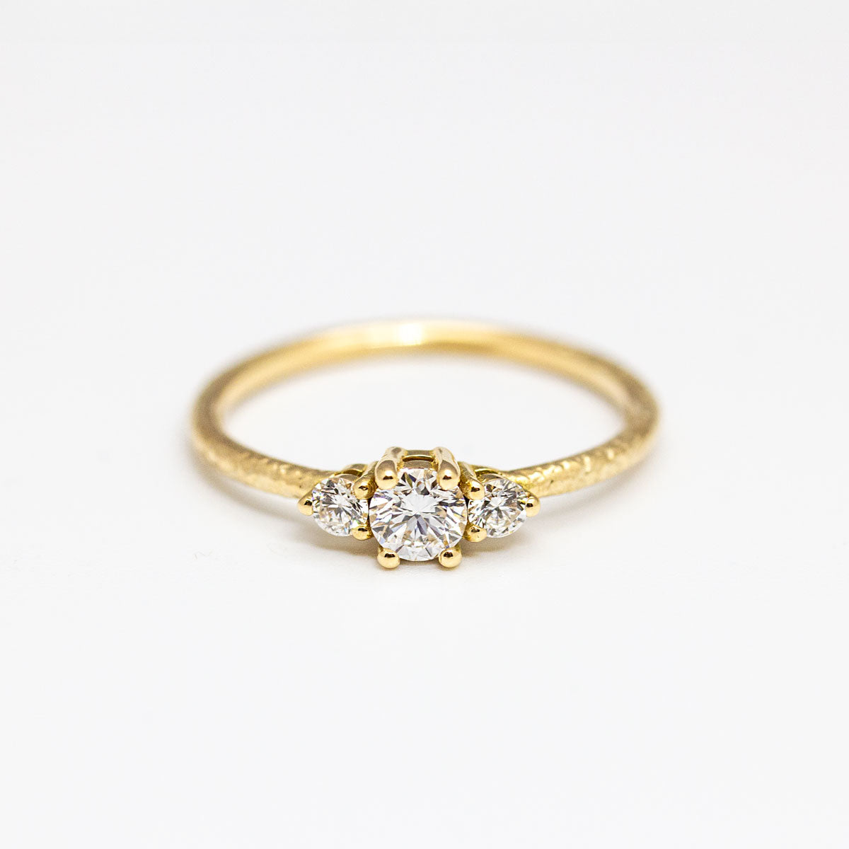 Bague de fiançailles épaulée femme Soleine jonc 1,5 et 3 diamants de synthèse réalisée à la main en or jaune recyclé 18 carats et crédit Fairmined
