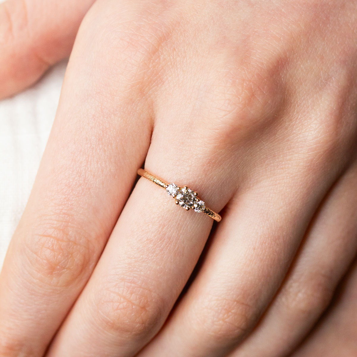 Bague de fiançailles épaulée femme Soleine jonc 1,5 et 3 diamants de synthèse réalisée à la main en or jaune recyclé 18 carats et crédit Fairmined