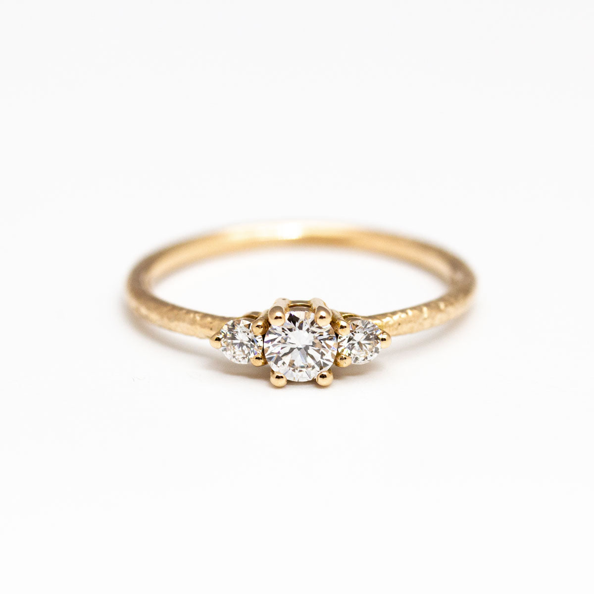 Bague de fiançailles épaulée femme Soleine jonc 1,5 et 3 diamants de synthèse réalisée à la main en or rose champagne recyclé 18 carats et crédit Fairmined
