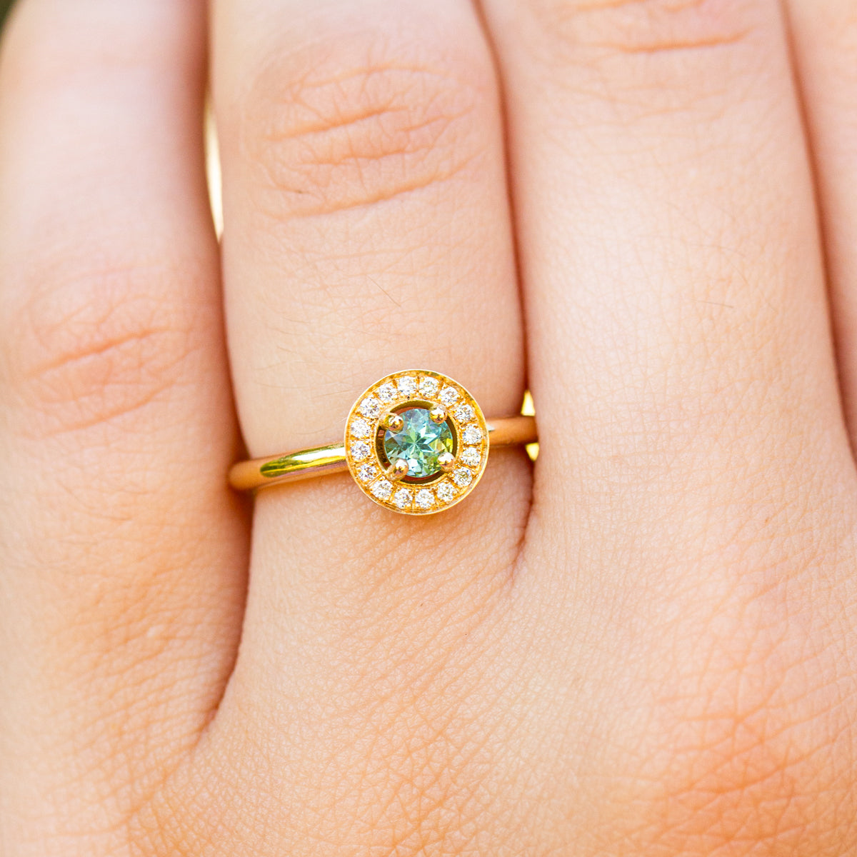 Bague unique réalisée en or Fairmined 750/1000, sertie de diamants et d'une tourmaline verte. 