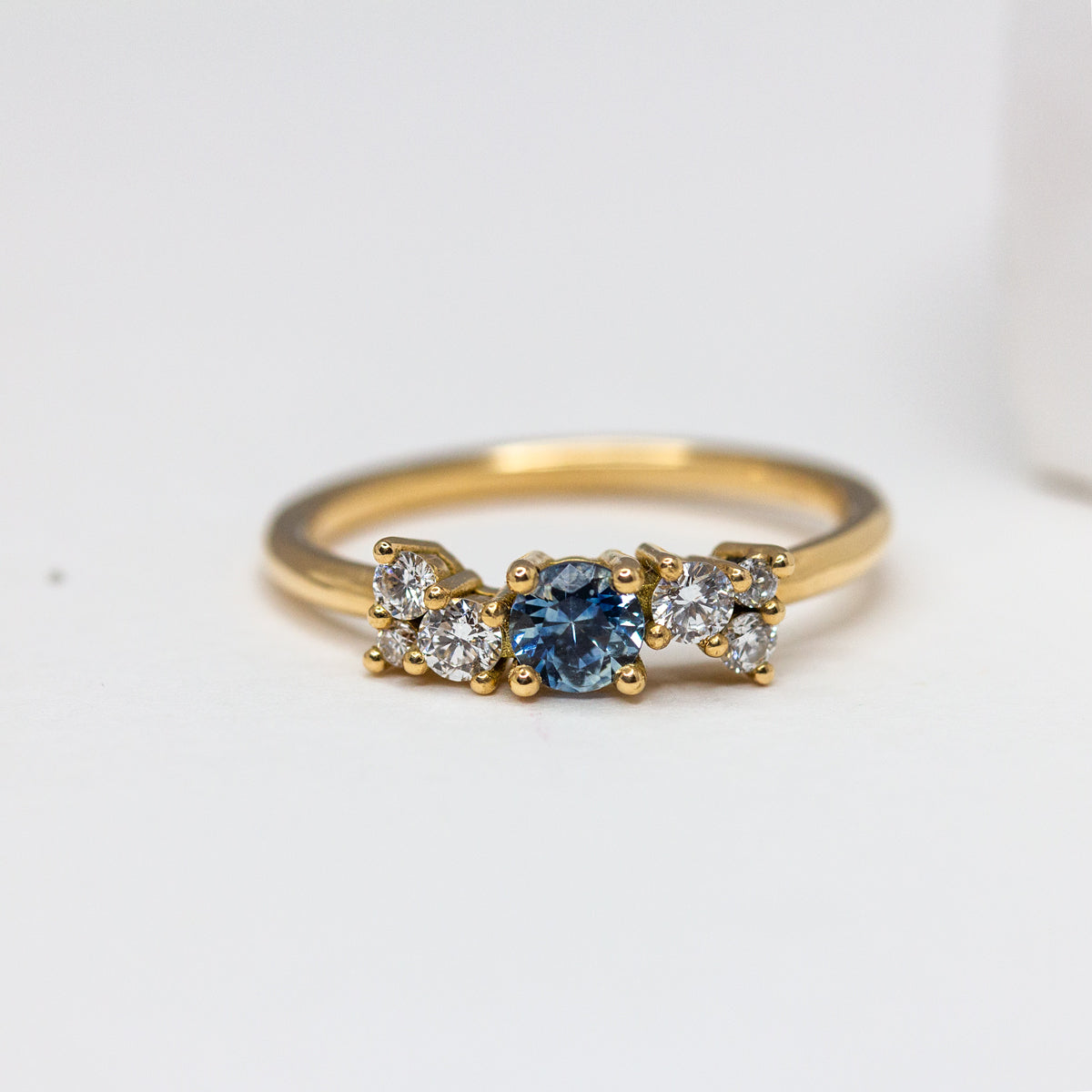 Bague de fiançailles de or jaune 18 carats recyclé sertie d'un saphir beu et de diamants de synthèse.