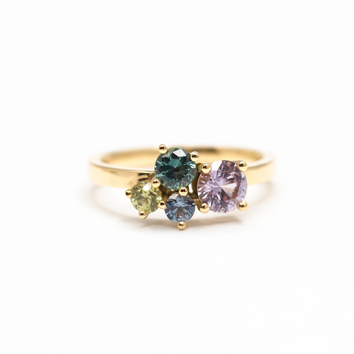 Bague de fiançailles asymétrique ornée de 4 saphirs pastel certifiés responsables, fabriquée en or Fairmined 750/1000 dans notre atelier de joaillerie éthique à Paris