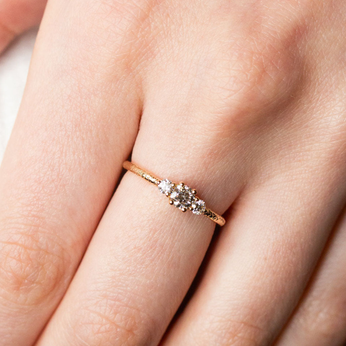 Bague de fiançailles éthique Soleine  3 diamants de synthèse réalisée à la main en or jaune recyclé 18 carats et crédit Fairmined