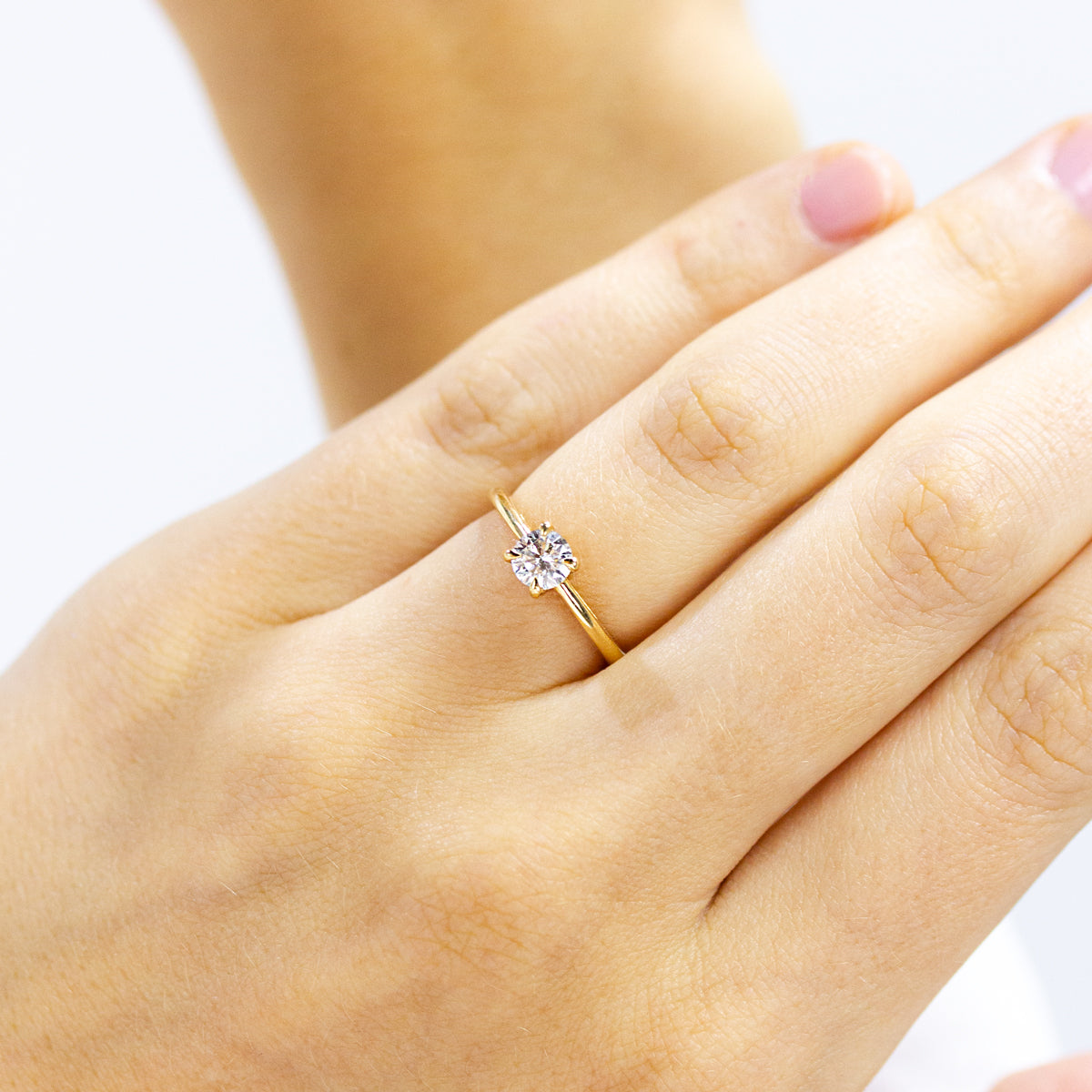 Bague de fiançailles et de promesse pour femme en or rose éthique, ornée d'un joli diamant de synthèse de 4 millimètres.