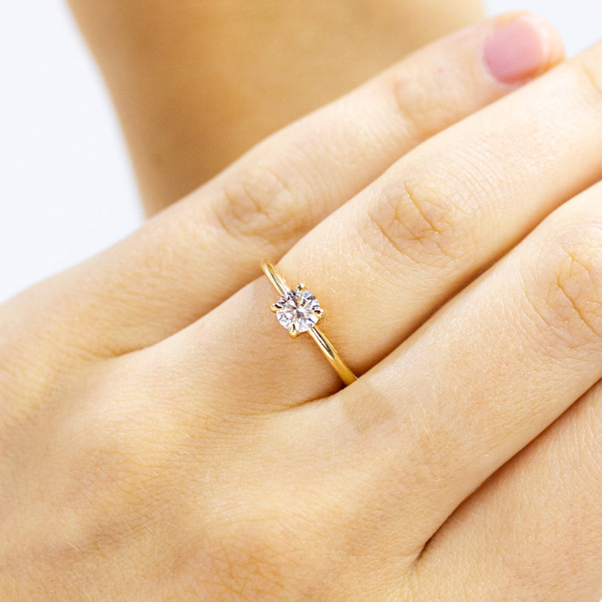 Bague de fiançailles classique pour femme en or 18 carats recyclé, orné d'un diamant de synthèse de 4 millimètres. Fabriquée à Paris et entièrement personnalisable