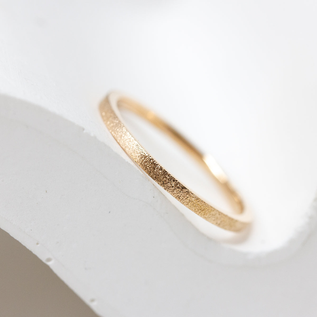 Alliance en or rose-champagne 18 carats Fairmined, façonnée dans notre atelier parisien. 