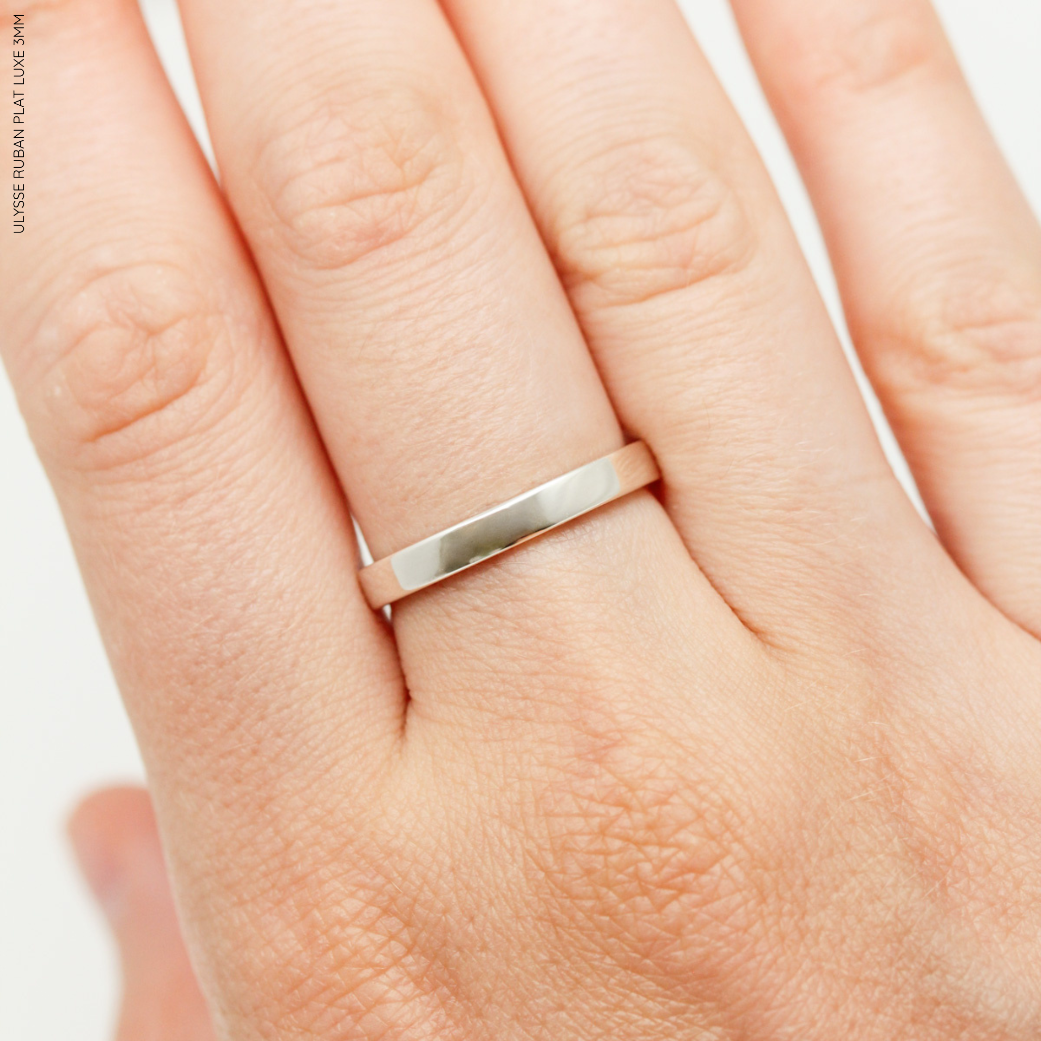 Alliance argent lisse argent homme fabriquée artisanalement dans notre atelier parisien. Joaillier ethique et responsable à Paris et Lyon