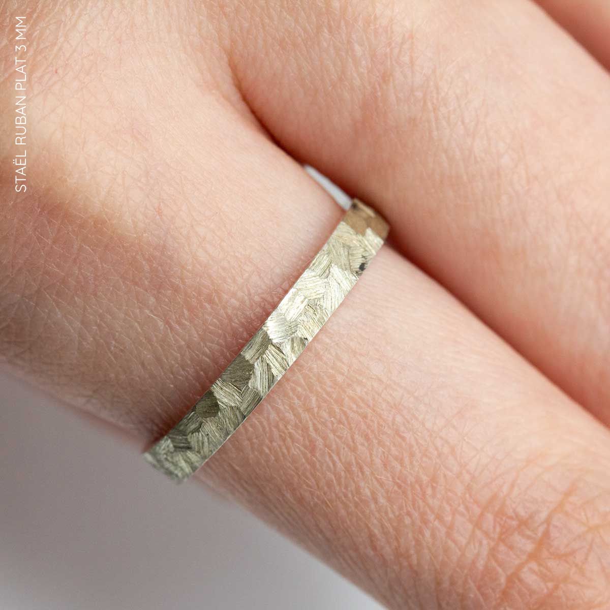 Alliance homme en argent brossée avec la texture Staël.
bague mariage et union.
Alliance fabriquée dans notre atelier parisien par nos joaillères de façon artisanale.